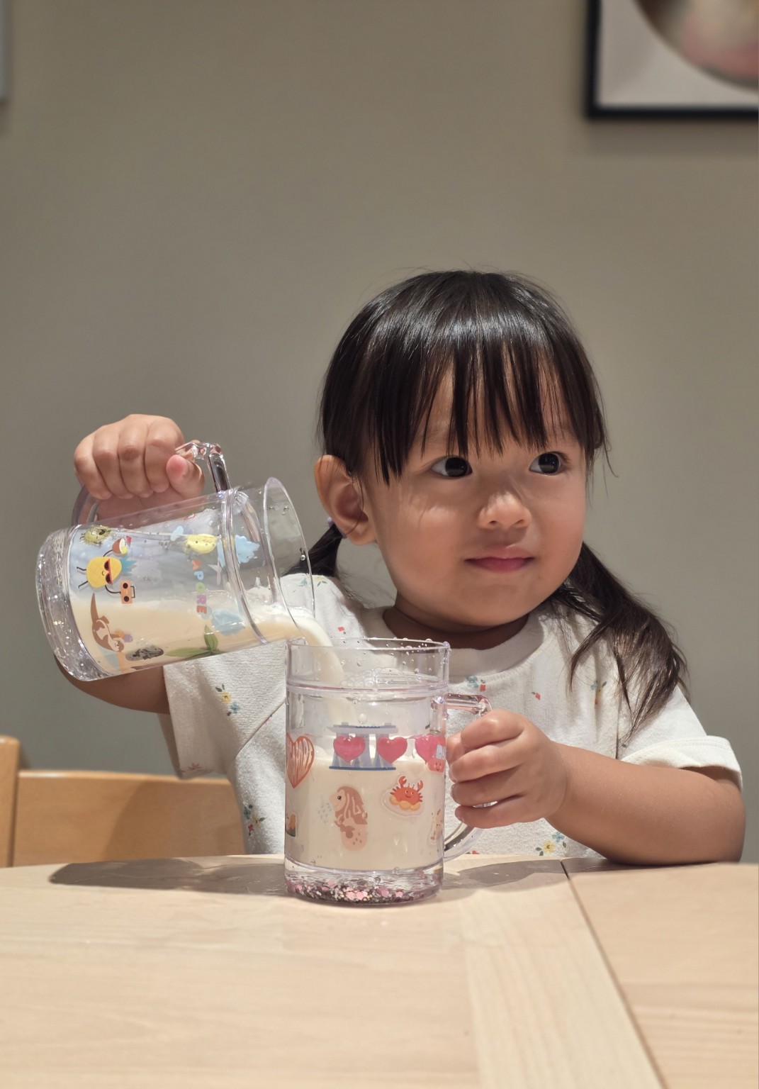 Child with sparkle cup